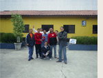 Acolhidos em frente a porta da casa principal